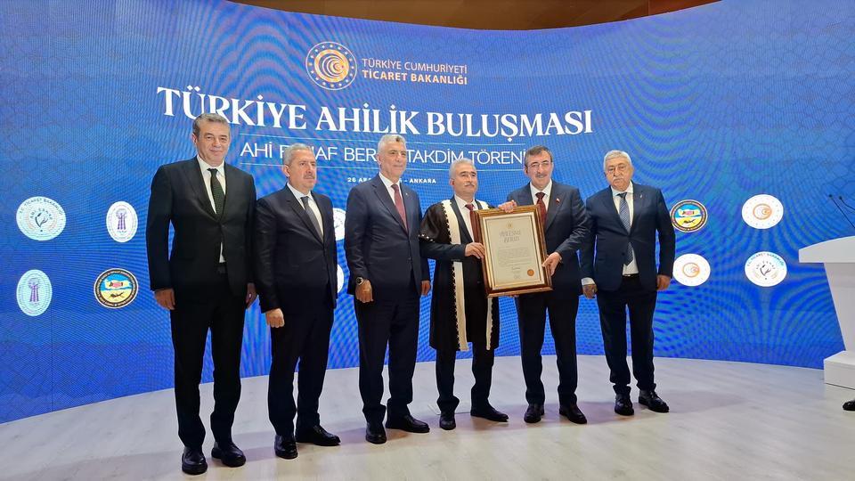 Aydın’ın Ahisi Gülter, ‘Esnaf Beratı’nı Bakan Bolat’tan aldı