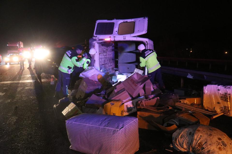 Minibüse arkadan çarpan otomobil sürücüsü 2.11 promil alkollü çıktı