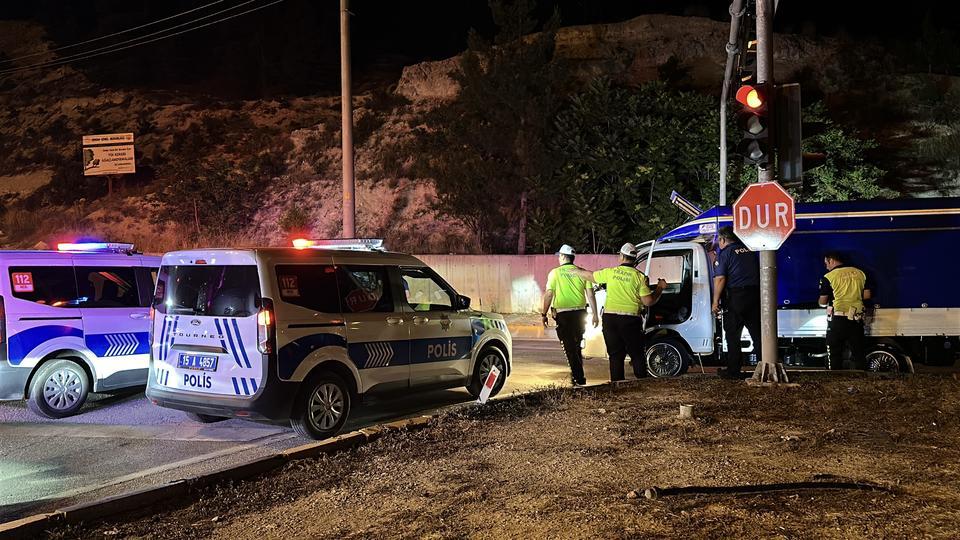 AİLESİNİN 'KAÇIRILDI' İHBARI POLİSİ ALARMA GEÇİRDİ, FİLM SAHNELERİNİ ARATMAYAN OPERASYONLA KURTARILDI RUTİN TRAFİK UYGULAMASINA TAKILDIĞINI ZANNEDEN ŞÜPHELİ NE OLDUĞUNU ANLAYAMADAN GÖZALTINA ALINDI