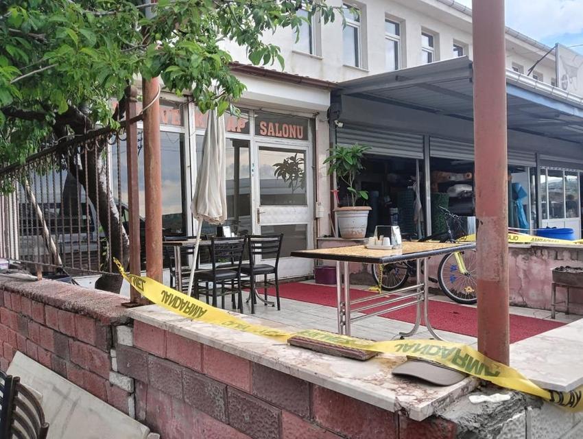 Husumetli olduğu adamı ve onun eşini tabancayla yaraladıktan sonra canına kıydı