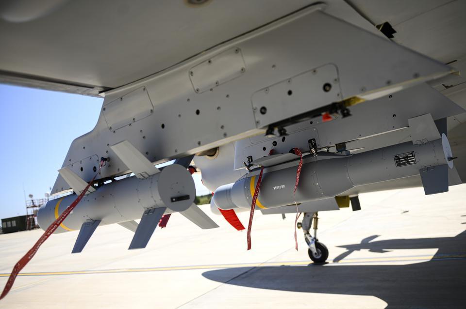 ASELFLIR-500 ile nokta atış
Daha önce de 22 Şubat’ta icra edilen testlerde Bayraktar AKINCI, Aselsan tarafından milli olarak geliştirilen sınıfında dünyanın en iyi elektro-optik sistemi olan ASELFLIR-500 Elektro-Optik Keşif, Gözetleme ve Hedefleme Sistemi’ni kullanarak ilk kez deniz üstünde seyreden Albatros İDA’yı başarıyla imha etmişti.