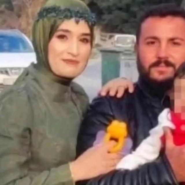 Annesine sopayla saldıran şahıs, araya giren eşini defalarca bıçaklayarak öldürdü