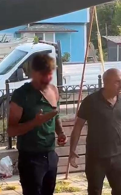 Pazar yerinde 3 kişi, bir genci tekme tokat dövdü