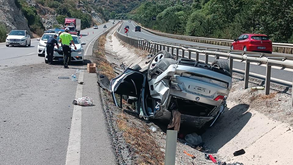 KÜTAHYA'DA İKİ OTOMOBİLİN TAKLA ATTIĞI KAZADA 6 KİŞİ YARALANDI