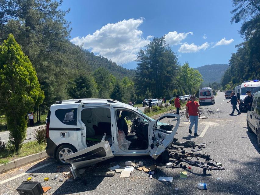 MARMARİS'TE KARAYOLU SAVAŞ ALANINA DÖNDÜ: 1 ÖLÜ, 4 YARALI KAZA NEDENİYLE TRAFİK DURMA NOKTASINA GELDİ