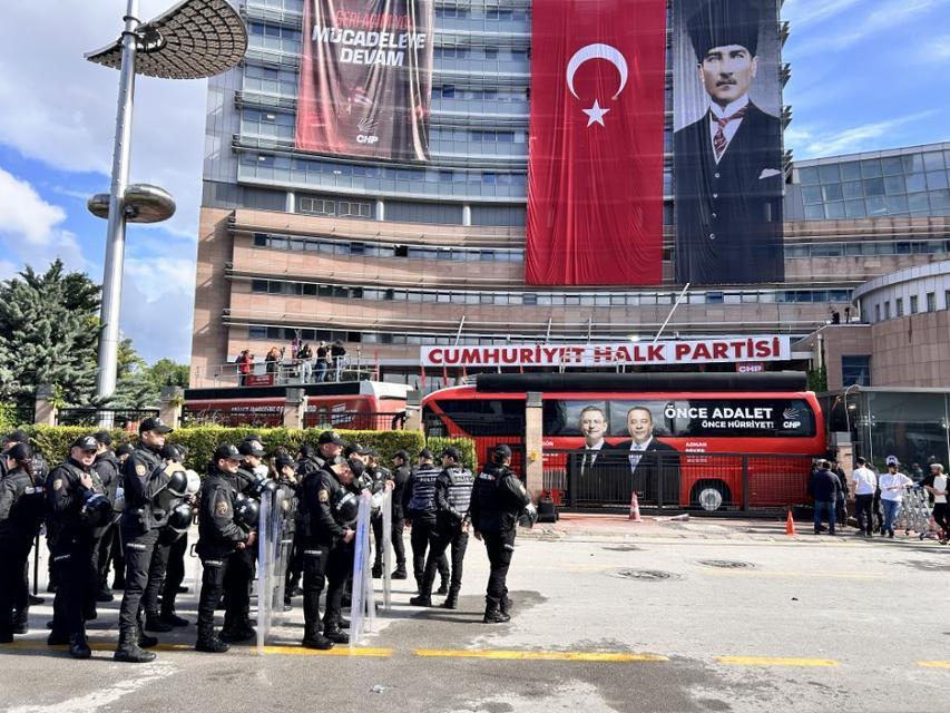CHP’de gündem yaratan karar parti binasına asıldı