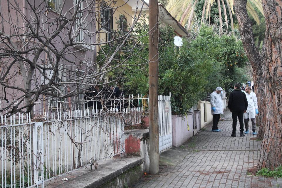 BIÇAKLANARAK ÖLDÜRÜLEN YAŞLI ÇİFTİN EVİNDE İNCELEMELER SÜRÜYOR