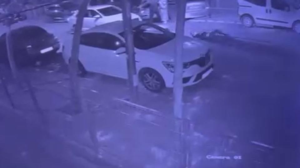 Yolun karşısına geçen adama otomobil çarptı