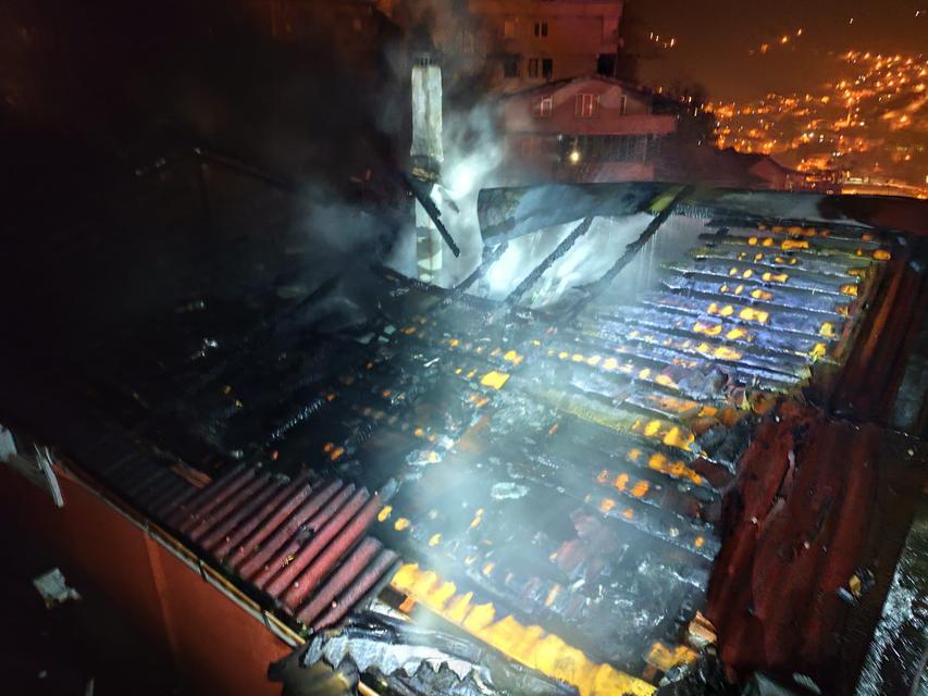 Alevler geceyi aydınlattı