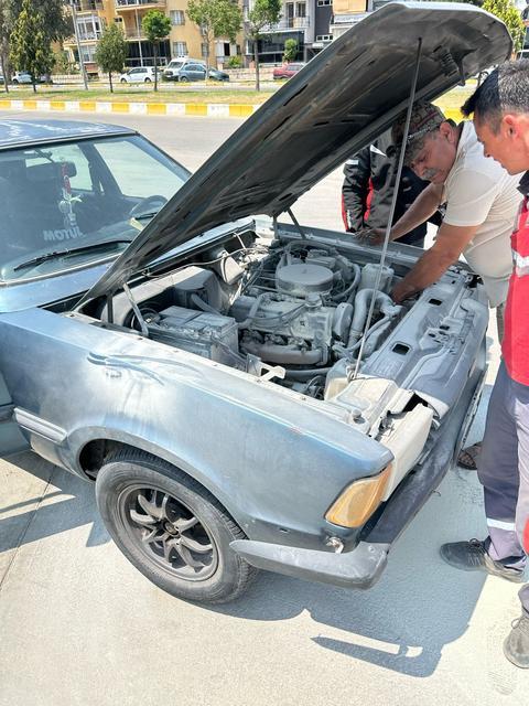 Söke'de araç alev aldı:  Facia vatandaşların müdahalesiyle önledi