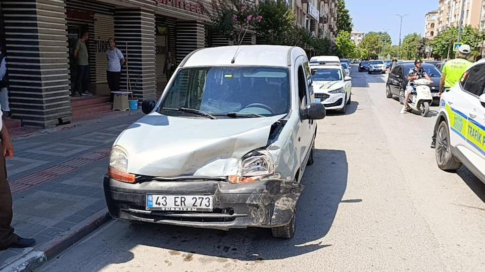 İki araç kafa kafaya çarpıştı: 4 yaralı