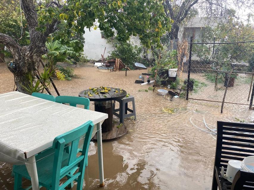 Sağanak yağışla yollar göle döndü