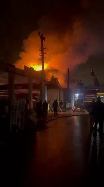 Hırdavat dükkanı alev topuna döndü