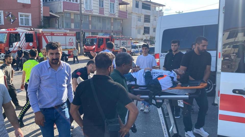 Kontrolden çıkan iş makinesi dehşet saçtı: 2'si çocuk 4 yaralı