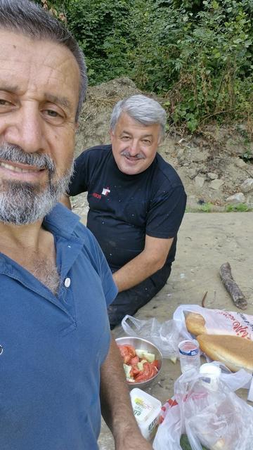 Gurbetçiler köylerinde paslanan köprü korkuluklarını boyadı