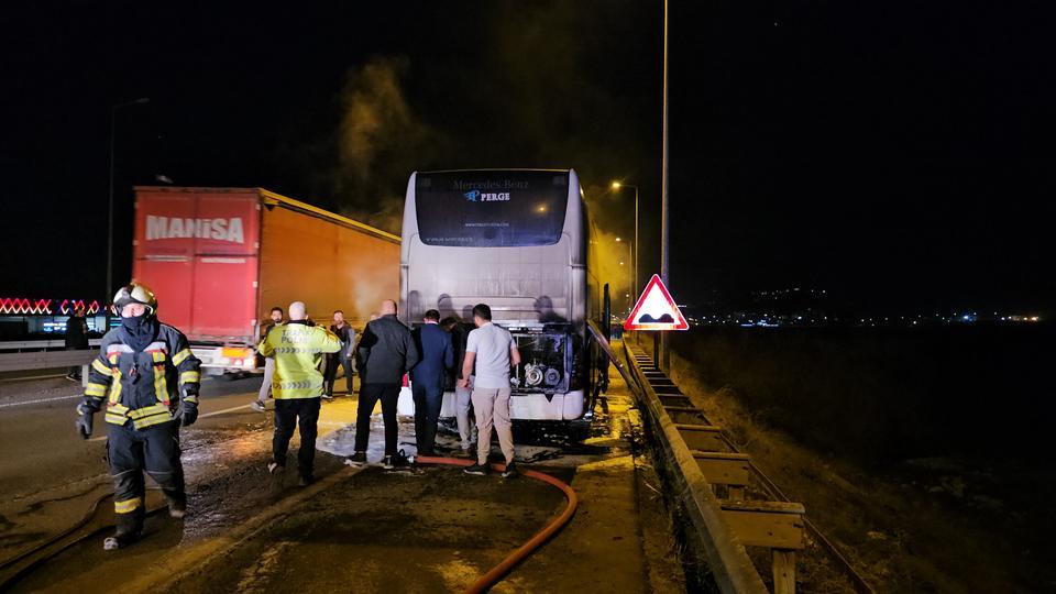 Turistleri taşıyan otobüs yandı