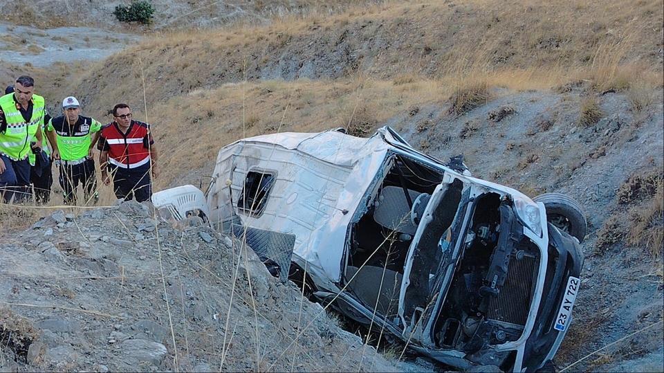 Minibüs uçuruma yuvarlandı: Yaralılar var