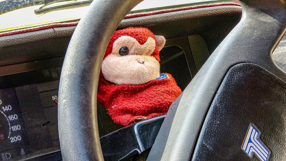 ÇALINAN ARABASINDA HIRSIZIN BIRAKTIĞI SÜRPRİZİ GÖRÜNCE KAHKAHAYA BOĞULDU HIRSIZ GİTMEDEN ÖNCE ÇALDIĞI OTOMOBİLİN DİREKSİYON ÜZERİNE AYICIK BIRAKTI