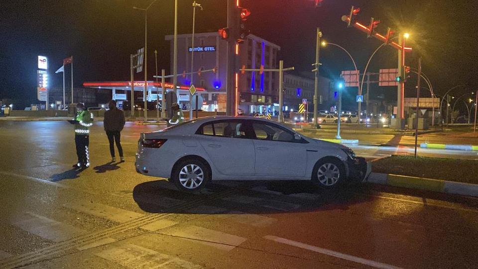 Otomobil refüje çarptı: 1 yaralı