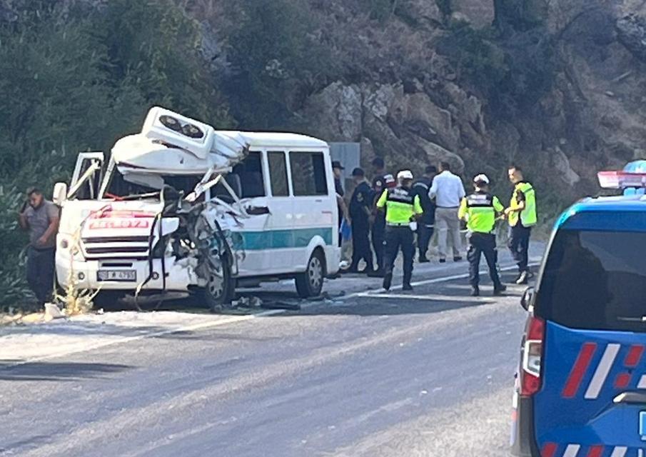 Aydın’da yolcu minibüsü ile tır çarpıştı: Çok sayıda yaralılar var