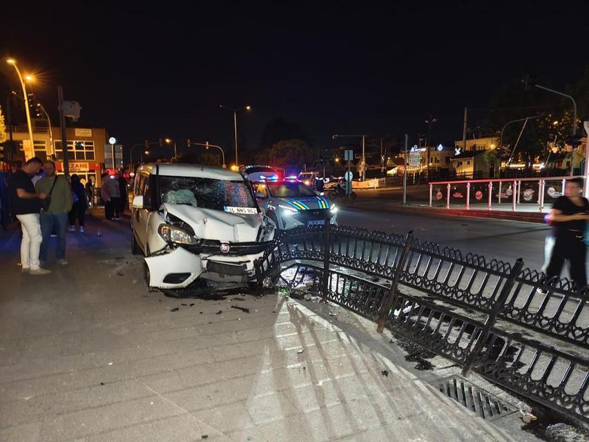 İki motosiklete çarpan sürücü ortalığı savaş alanına çevirdi: 1 ölü, 3 yaralı