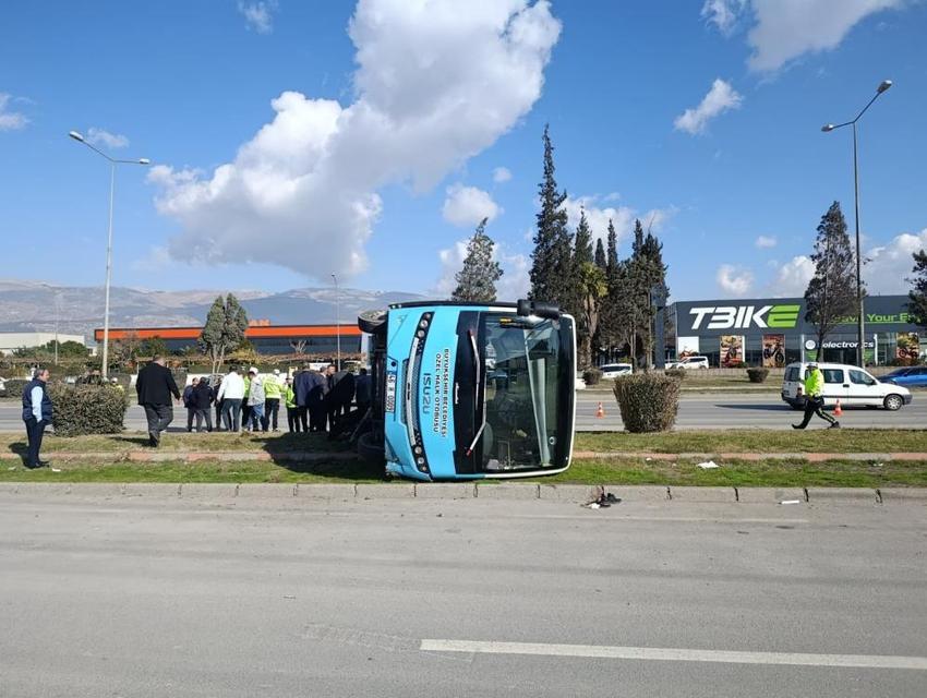 Halk otobüsü devrildi: 4'ü ağır 13 yaralı