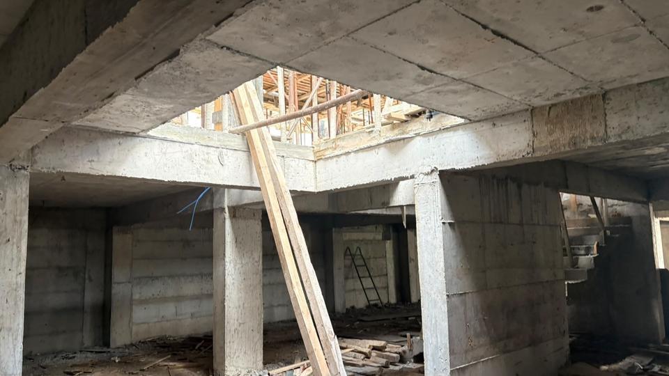 İnşaatta iskele çöktü