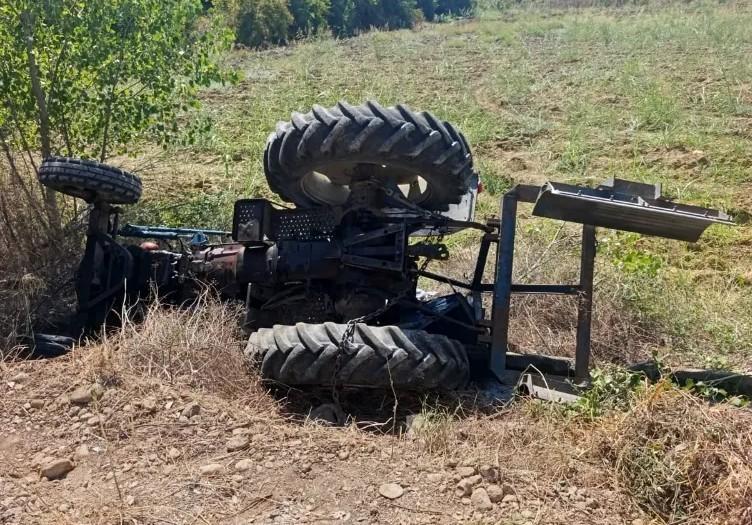 Tarlasına giderken devrilen traktörünün altında kaldı: Hayatını kaybetti