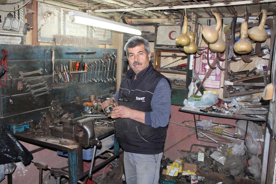 ATA MİRASLARINI TAMİR EDİP SERGİLİYOR, GÖRENLERİ TARİHTE YOLCULUĞA ÇIKARIYOR HOBİSİYLE DÜKKANINI YÖRÜK MÜZESİNE ÇEVİRDİ