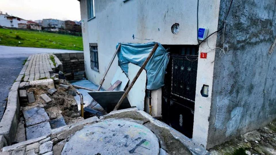 El frenini çekmeyi unutunca panelvan araç daireye daldı