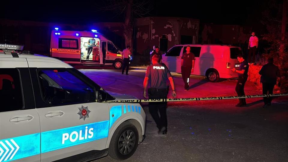 Minibüsün tavan çıtasına bağlı ipte asılı cansız bedeni bulundu