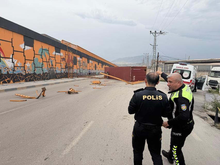 Şiddetli fırtınanın tırda taşınan konteyneri uçurdu