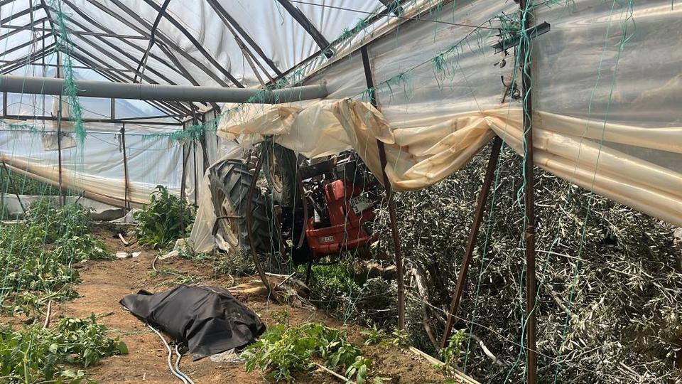 Traktör yol kenarındaki seraya devrildi: 1 ölü