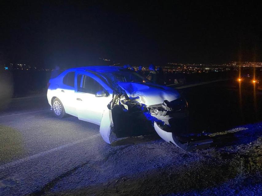 Seyir halinde lastiği patlayan otomobil elektrik direğine çarptı