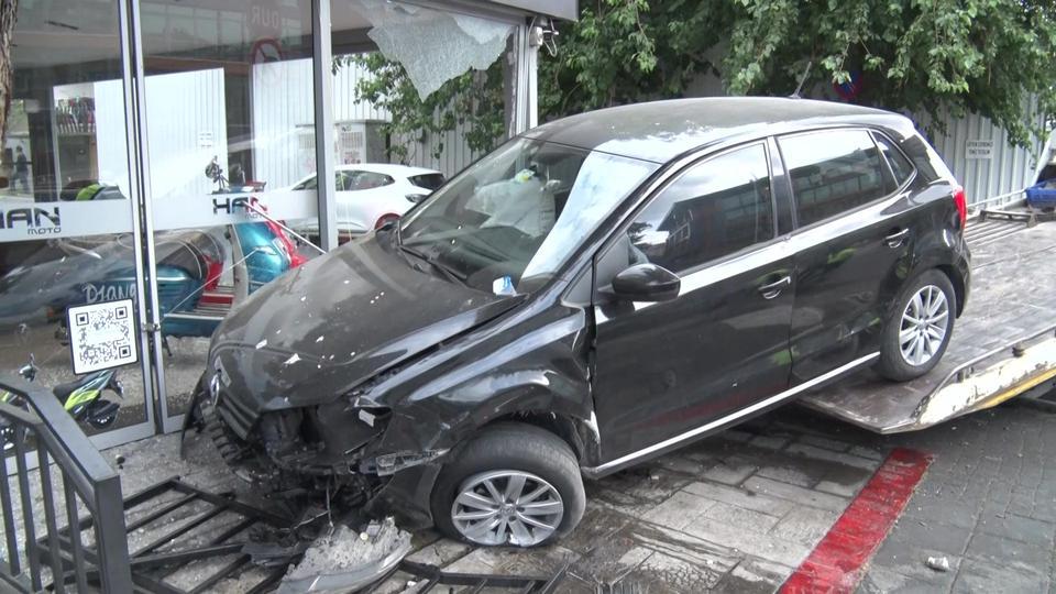 Kadın sürücünün kullandığı otomobil galeriye daldı