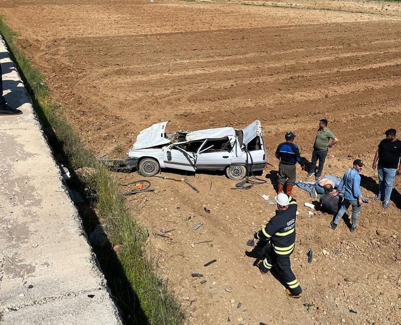Otomobil tarlaya uçtu: 2 yaralı