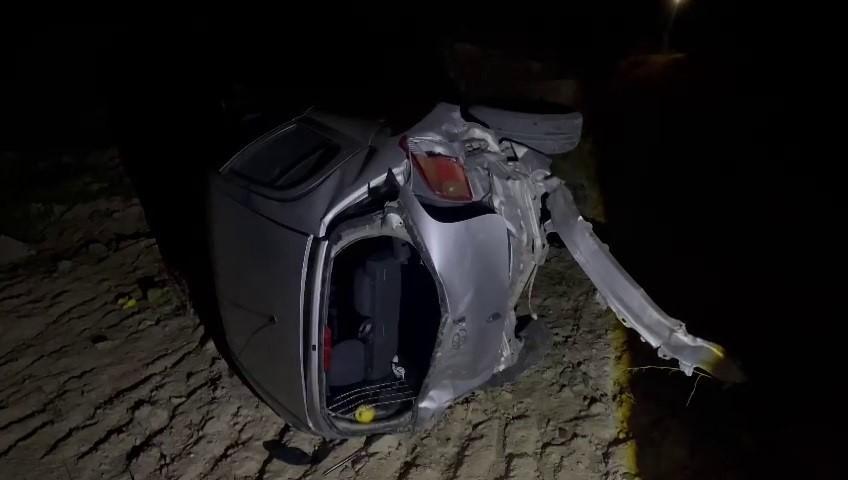 ÇORUM'DA KONTROLDEN ÇIKAN OTOMOBİL TARLAYA DEVRİLDİ: 1 YARALI