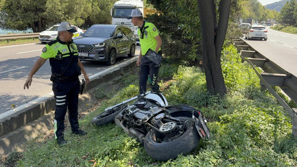Motosiklet kamyona arkadan çarptı: 2 yaralı