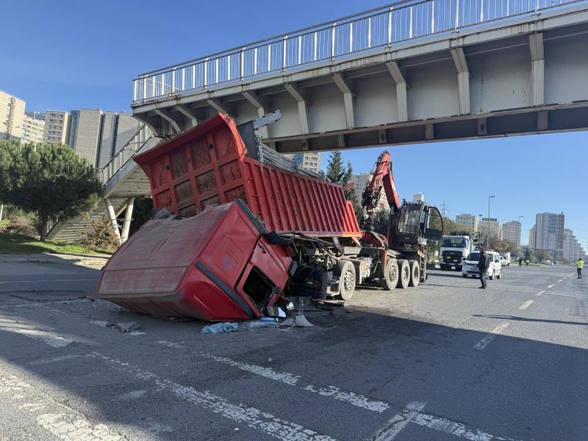 İş makinesi taşıyan tır üstgeçide çarptı