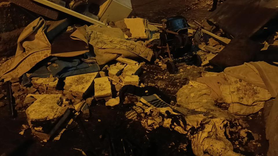 Piknik tüpü patladı duvar yıkıldı