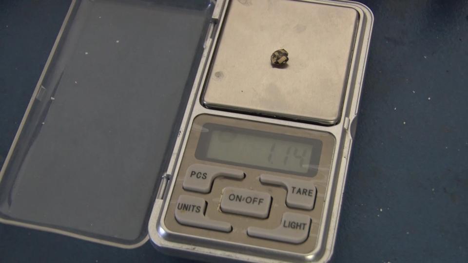 TÜRKİYE'DE ALTIN ÇOK ARAYAN YOK...DERELERDE HER GÜN 5 GRAM ALTIN ÇIKARIYORLAR ALTIN AVCISI TÜRKİYE'NİN DERELERİNDEN HER GÜN 5 GRAM ALTIN ÇIKARIYOR ALTIN ARARKEN KULLANDIĞI MAKİNEYİ GELİŞTİRDİ, ŞİMDİ DÜNYAYA İHRAÇ EDİYOR MESLEĞİNİ BIRAKIP ALTIN ARAMAYA YÖNELDİ: DÜNYAYI GEZİYOR, GÜNDE 5 GRAM ALTIN ÇIKARIYOR