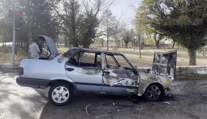 İşten çıkıp eve giderken otomobili yandı