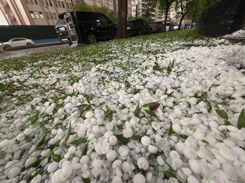 Ceviz büyüklüğünde dolu yağdı