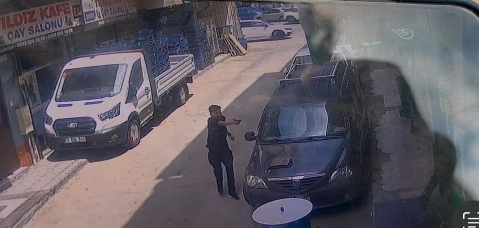 Yan bakma yüzünden silahla vurdu