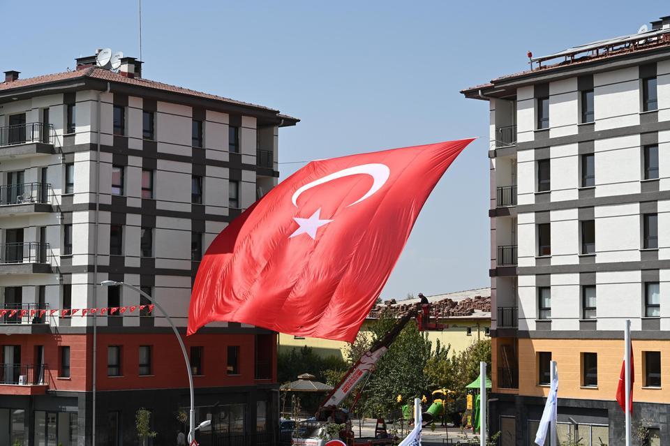 Depremzedelere yeni yuvaları teslim ediliyor
