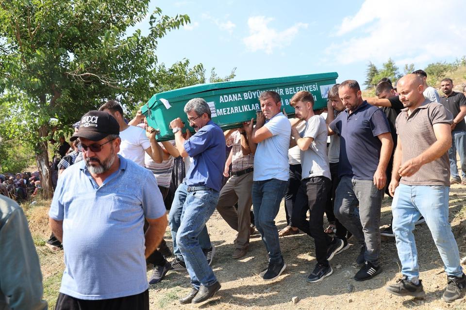 FECİ KAZADA HAYATINI KAYBEDEN 1'İ BEBEK 5 KİŞİ SON YOLCULUĞUNA UĞURLANDI ANNE DUYGU YILMAZ VE 8 AYLIK BEBEĞİ BİRLİKTE DEFNEDİLDİ