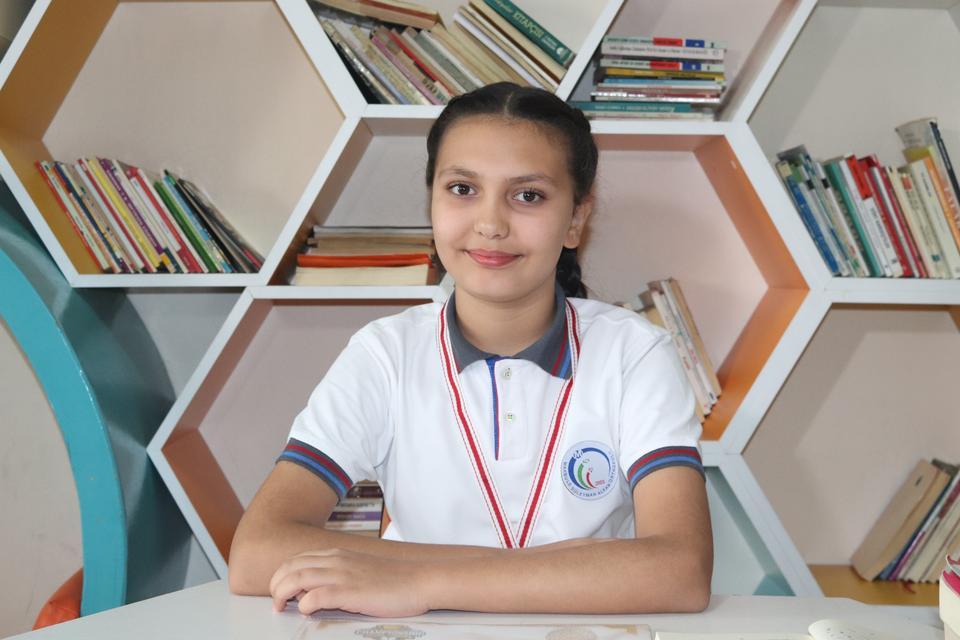 KÜÇÜK KIZ 23 SAYFA KİTABI 20 DAKİKADA OKUYARAK DÜNYA ŞAMPİYONU OLDU İZMİRLİ ZÜMRA OKUMA AZMİ VE YETENEĞİYLE DÜNYA ŞAMPİYONU OLDU KENDİNİ DENEMEK İÇİN GİRDİĞİ YARIŞMADA DÜNYA BİRİNCİSİ OLDU