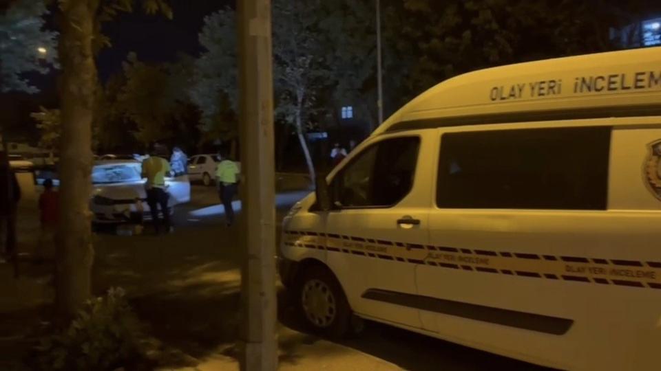 Anne ve kızına araç çarptı