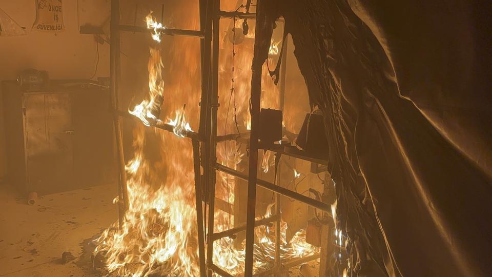 Fabrika alevlere teslim oldu