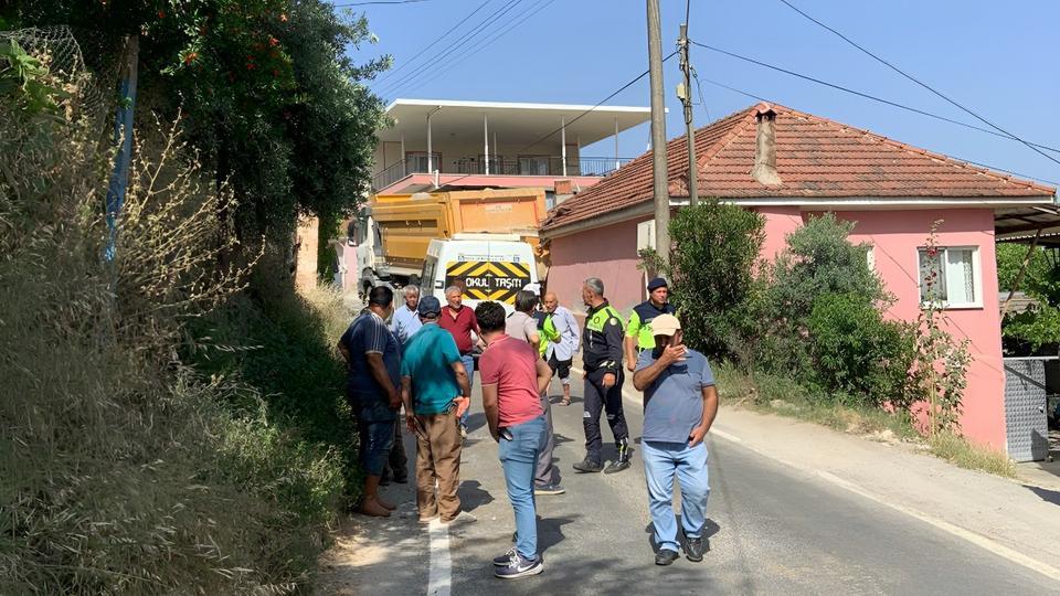 Aydın’da facia teğet geçti: Kamyon eve girdi, öğrenci servisi kurtuldu